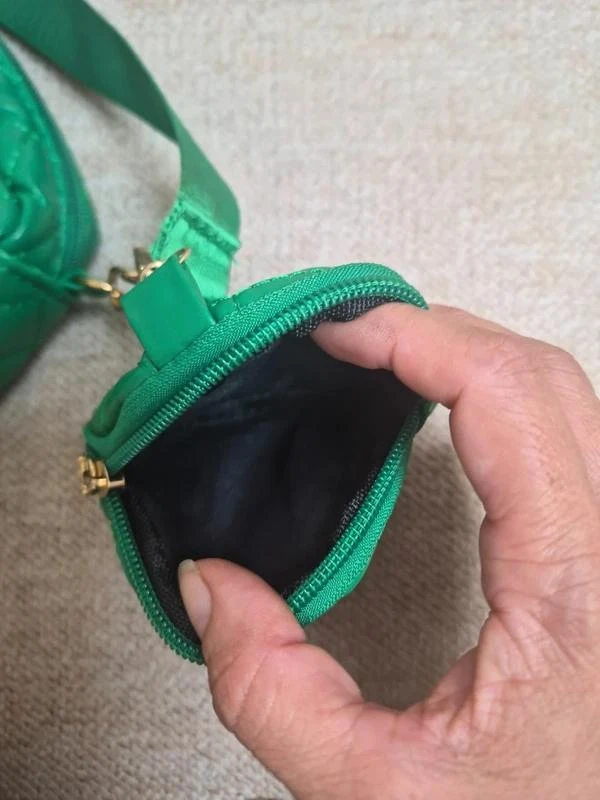 Bolso cruzado acolchado verde con bolsillo extraíble – photo 9